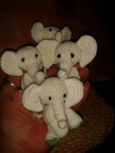 egy marék ülő elefánt