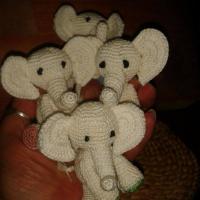 egy marék ülő elefánt