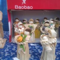 Színes ruhás babák rózsával, babával